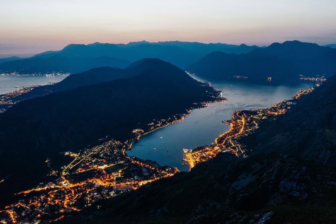 Kotor iz vazduha u sumrak